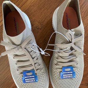 Skechers Woman’s Slip on sneakers size 7.5 *NEW*